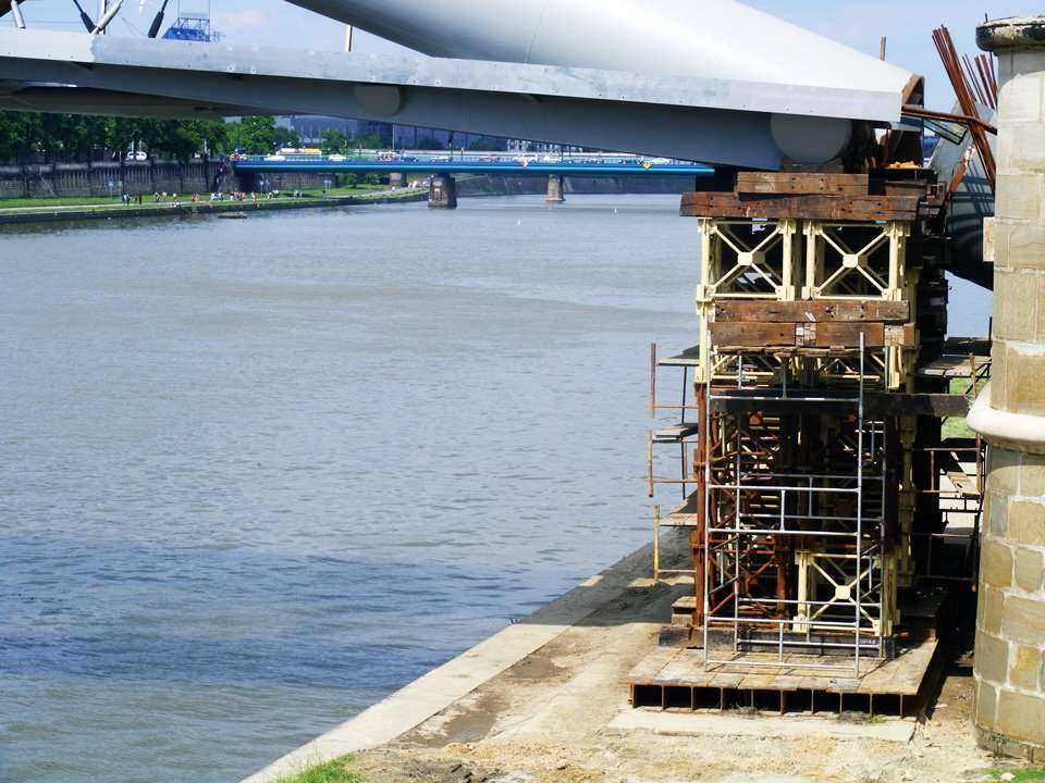 Budowa kładki - stan na 26.06.2010; fot.: inzynieria.com