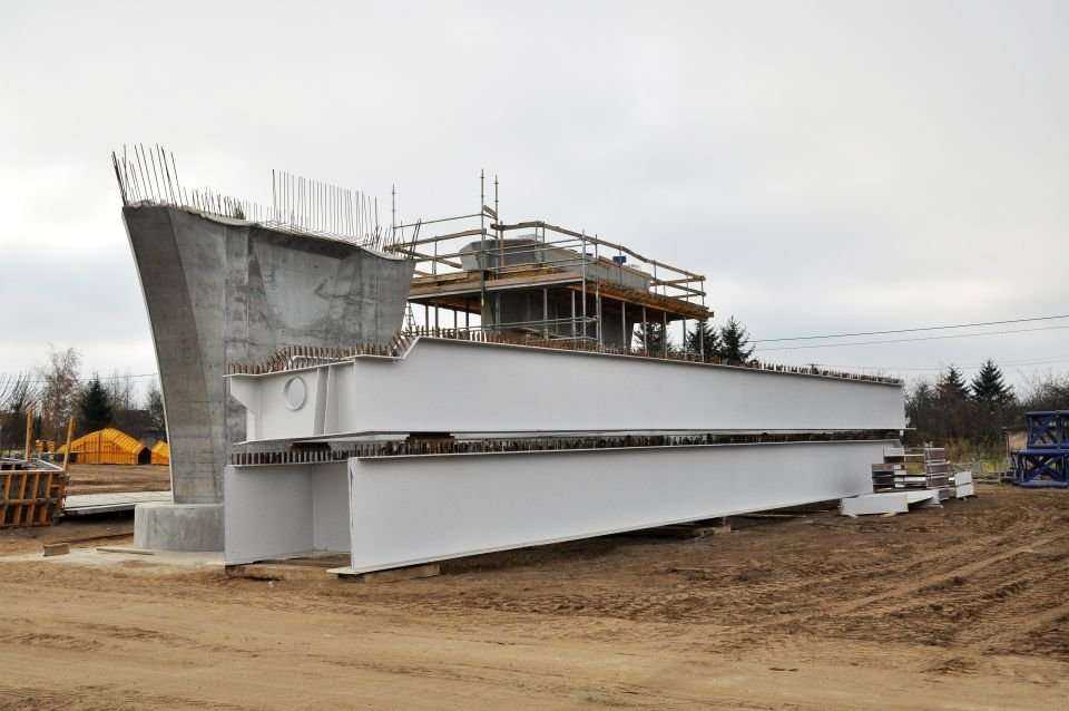 Dźwigary konstrukcji stalowej estakady E-3. Stan na listopad 2011 / fot. Link PR