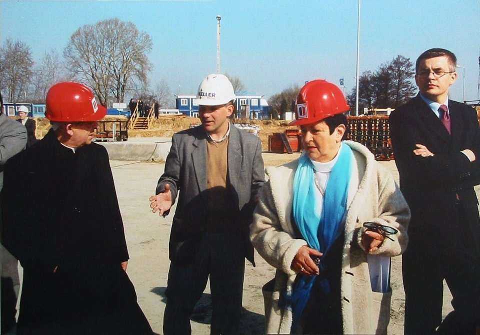 3. Świątynia Opatrzności Bożej w Warszawie (2003 r.). Świątynia Opatrzności Bożej położona jest w pradolinie Wisły, w odległości kilku kilometrów od obecnego koryta rzeki, a podłoże gruntowe do głębokości około 9 m tworzą grunty piaszczyste o stosunkowo l