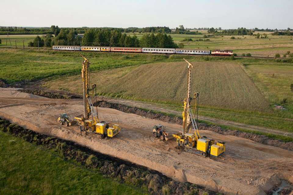Modernizacja linii kolejowej E65/CE65 na odcinku Ciechanów-Mława (2011/2012). Zadanie obejmowało wzmocnienia słabego podłoża modernizowanej linii kolejowej za pomocą hybrydowych kolumn żwirowo-betonowych (KSS/FSS) oraz kolumn żwirowych (KSS) systemu Kelle