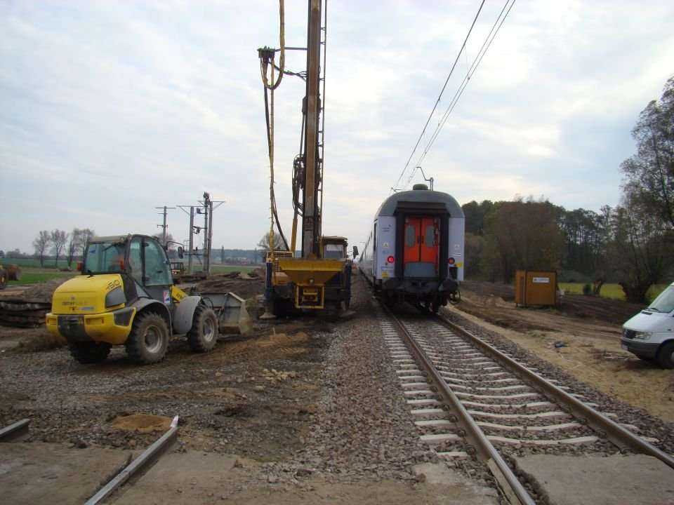 Modernizacja linii kolejowej E65/CE65 na odcinku Ciechanów-Mława (2011/2012). Zadanie obejmowało wzmocnienia słabego podłoża modernizowanej linii kolejowej za pomocą hybrydowych kolumn żwirowo-betonowych (KSS/FSS) oraz kolumn żwirowych (KSS) systemu Kelle