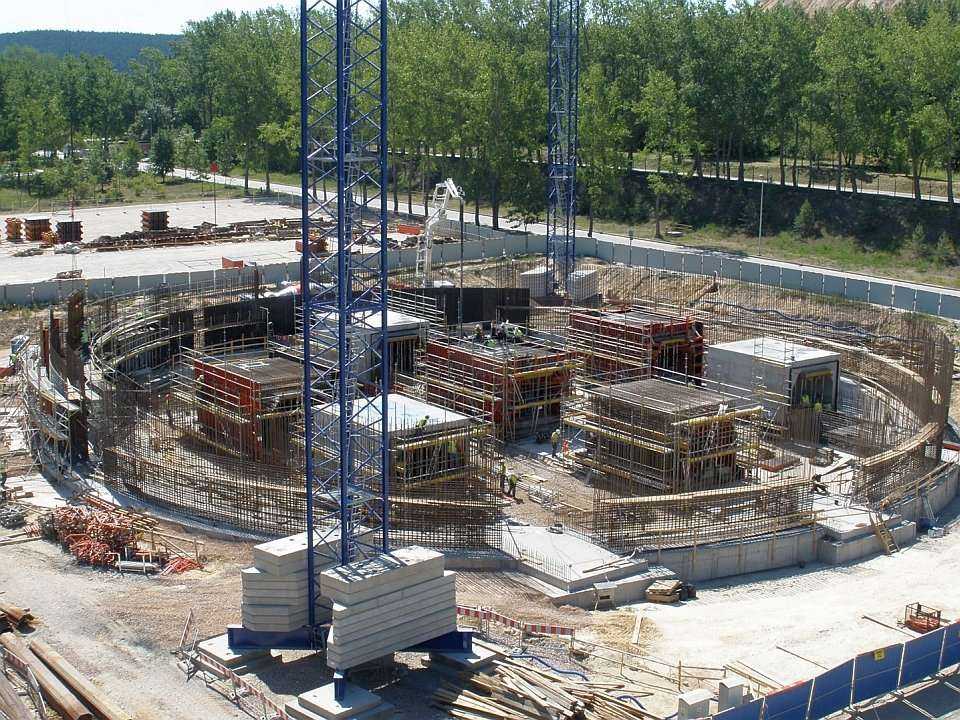 Posadowienie silosu w Małogoszczy na baretach (2008 r.). Budowa dotyczyła posadowienia jednego z największych silosów na klinkier w Polsce, o średnicy 55 m, wysokości 70 m i pojemności około 136 tys ton. Szczególnym problemem było ograniczenie skręcania i