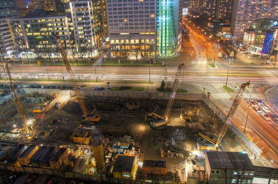 Zabezpieczenie wykopu i posadowienie budynku Q22 w Warszawie (2013). Budowa biurowca Q22 o wysokości 155 m , zlokalizowanego w biznesowym centrum Warszawy w miejscu dawnego hotelu Mercure, wymagała wykonania głębokiego wykopu dla 5-cio kondygnacyjnego gar