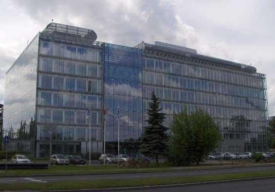 4. Pierwszy w Polsce budynek z całkowicie przeszkloną fasadą: PLL LOT, Warszawa (2000 r.)
Budynek centrali PLL LOT pierwotnie planowano posadowić na palach. Keller zaproponował tańsze i szybsze wykonanie kolumn żwirowych pod płytą fundamentową w oparciu 