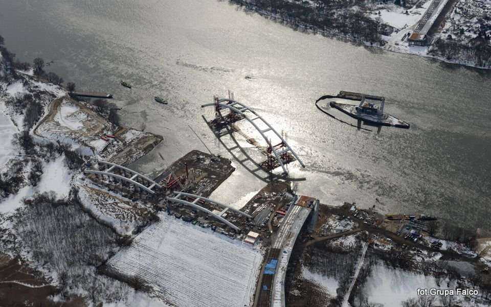 Transport łuku mostu toruńskiego  z 'lotu ptaka'. Fot. Grupa Falco. Źródło: Urząd Miasta Torunia