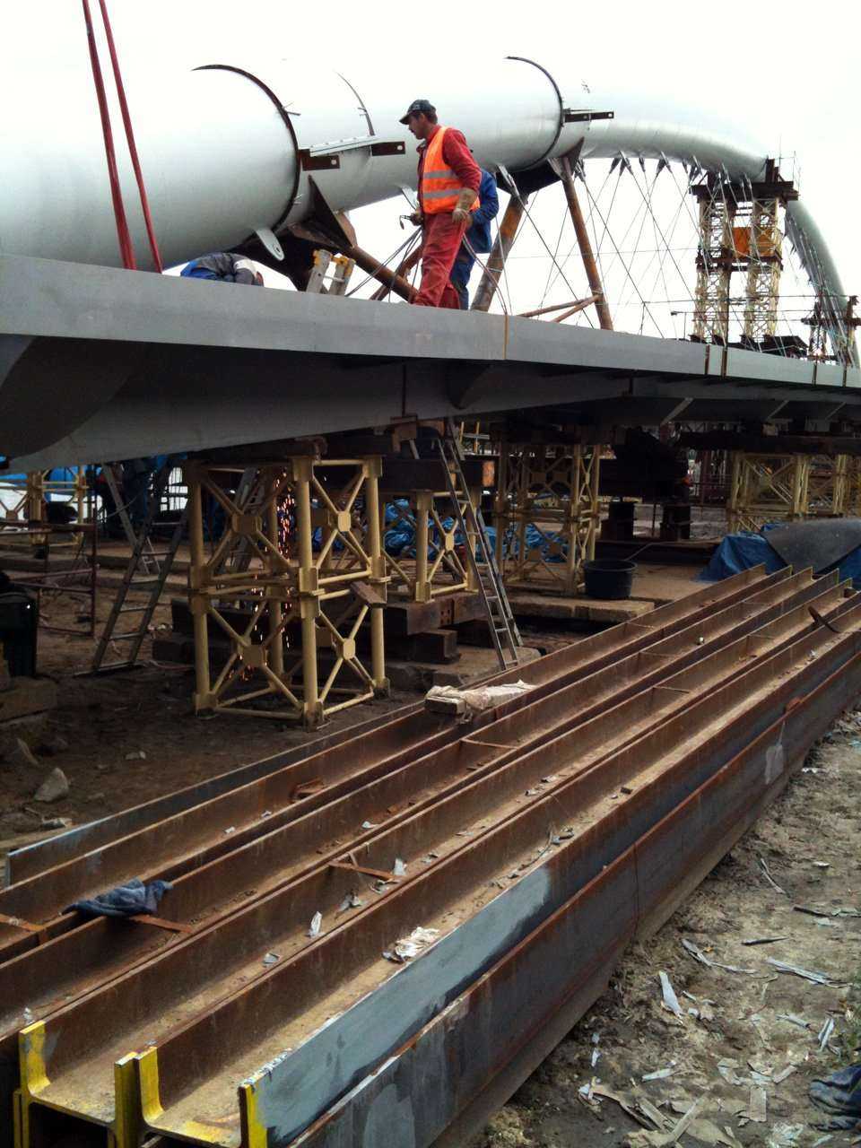 Budowa kładki - stan na 08.05.2010; fot.: inzynieria.com