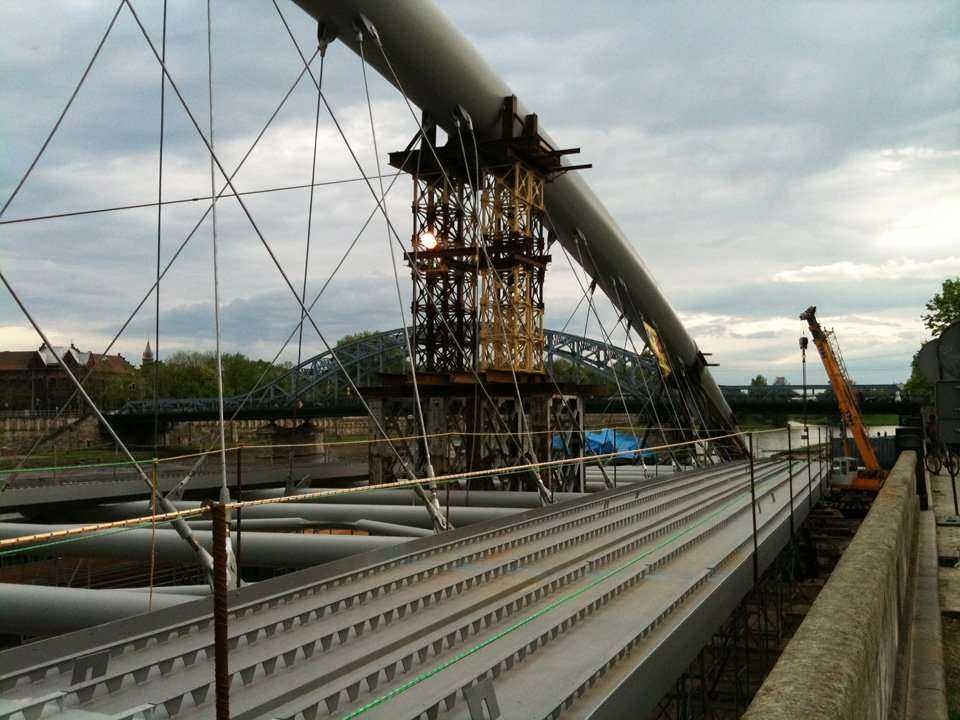 Budowa kładki - stan na 08.05.2010; fot.: inzynieria.com