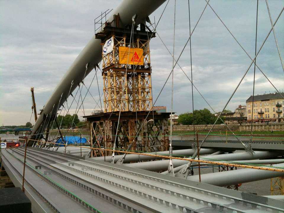 Budowa kładki - stan na 08.05.2010; fot.: inzynieria.com