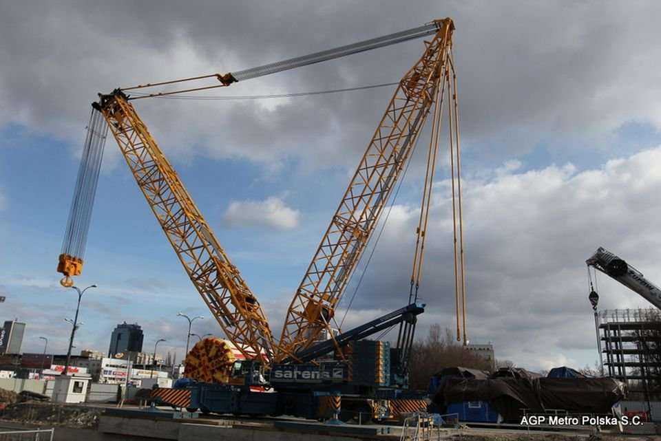 Opuszczanie części zaplecza do szybu startowego - 02.04.2012 r. / fot. z archiwum AGP Metro Polska