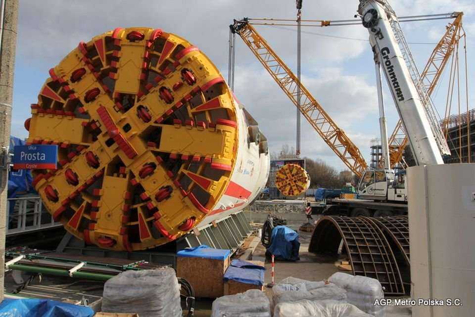 Montaż TBM 'Anna', opuszczanie części zaplecza do szybu startowego - 02.04.2012 r. / fot. z archiwum AGP Metro Polska