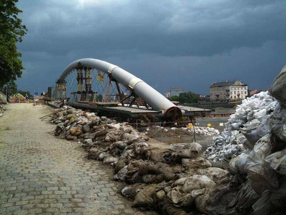 Stan kładki po powodzi - 22.05.2010; fot.: inzynieria.com