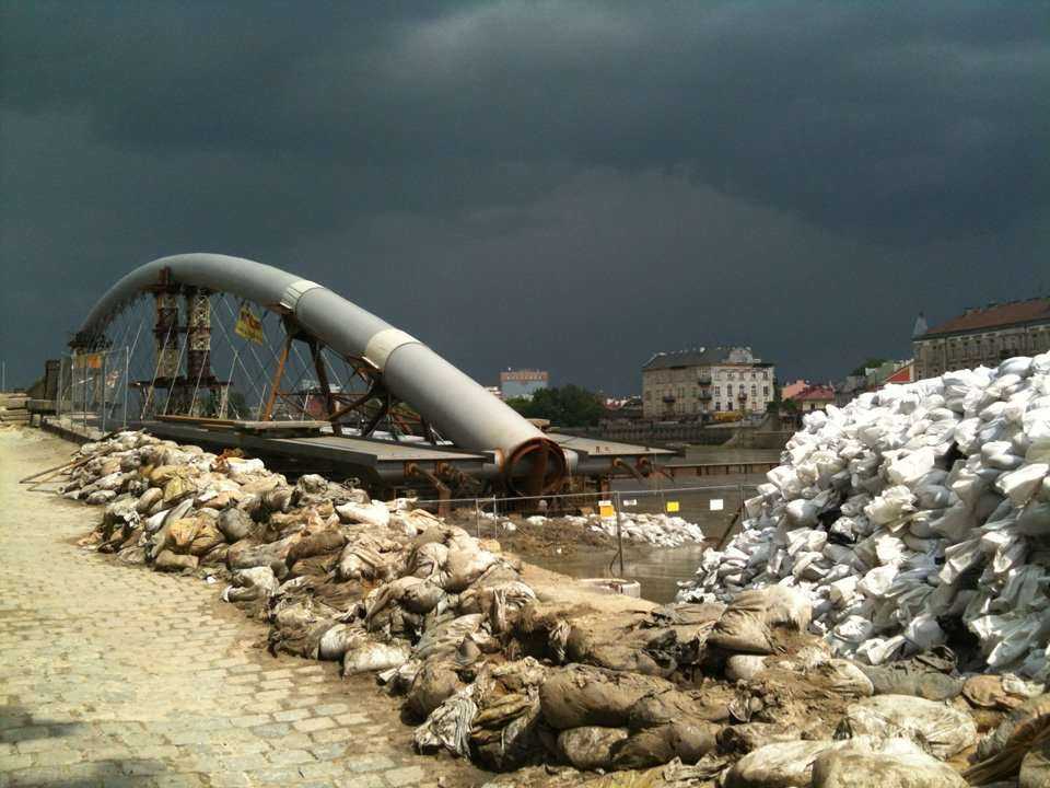 Stan kładki po powodzi - 22.05.2010; fot.: inzynieria.com