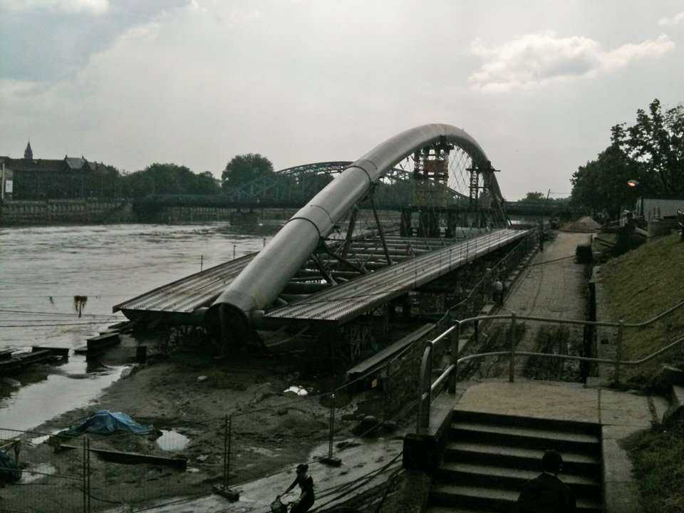 Stan kładki po powodzi - 22.05.2010; fot.: inzynieria.com