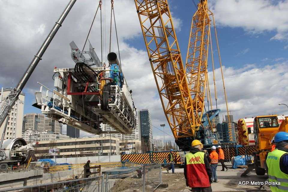 Opuszczanie części zaplecza do szybu startowego - 02.04.2012 r. / fot. z archiwum AGP Metro Polska