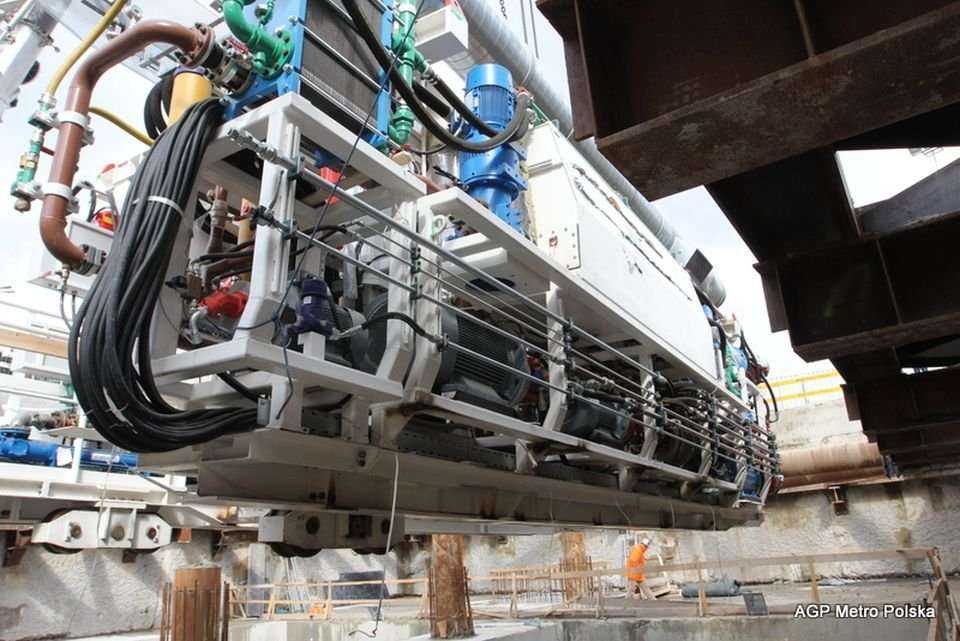 Opuszczanie części zaplecza do szybu startowego - 02.04.2012 r. / fot. z archiwum AGP Metro Polska