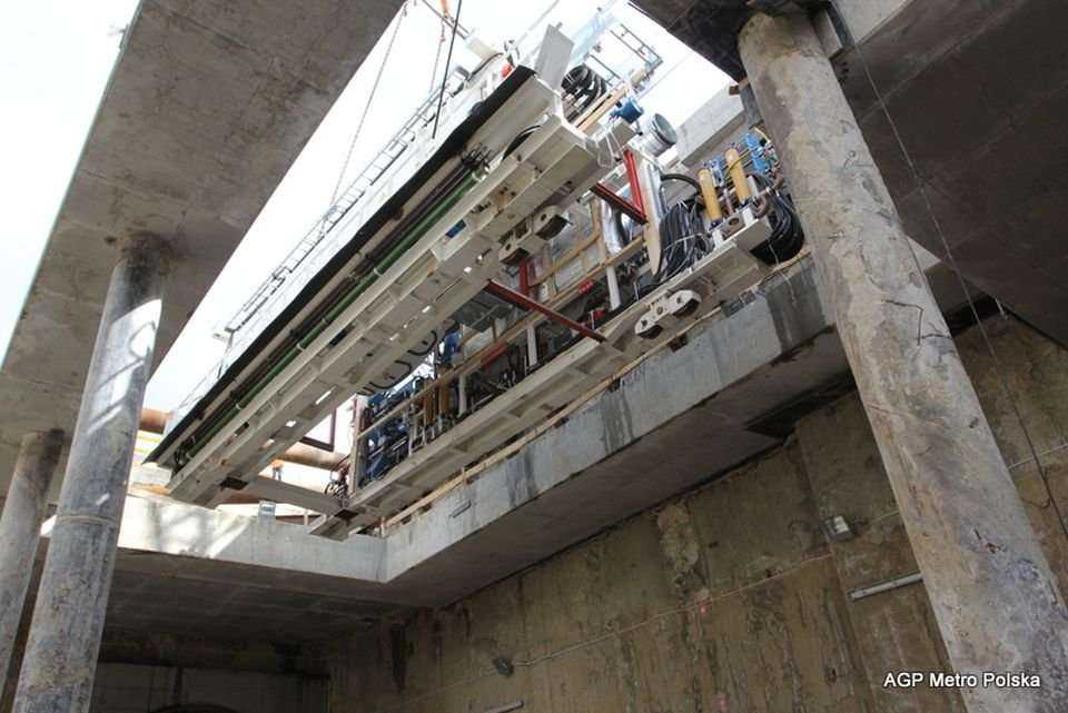 Opuszczanie części zaplecza do szybu startowego - 02.04.2012 r. / fot. z archiwum AGP Metro Polska