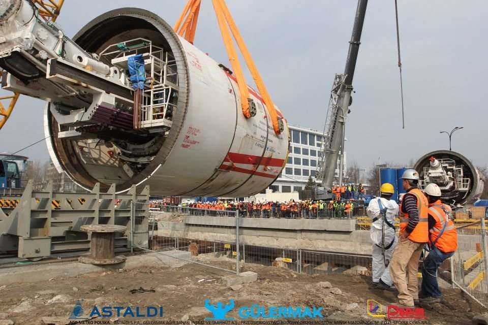 Umieszczenie TBM Anna w szybie - 04.04.2012 r. / fot. z archiwum AGP Metro Polska