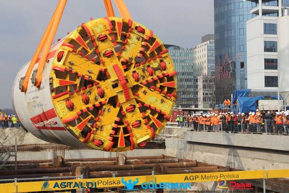 Umieszczenie TBM Anna w szybie - 04.04.2012 r. / fot. z archiwum AGP Metro Polska