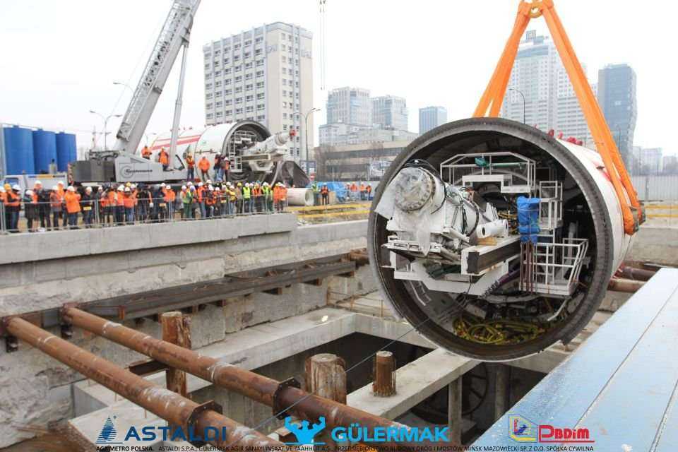 Umieszczenie TBM Anna w szybie - 04.04.2012 r. / fot. z archiwum AGP Metro Polska