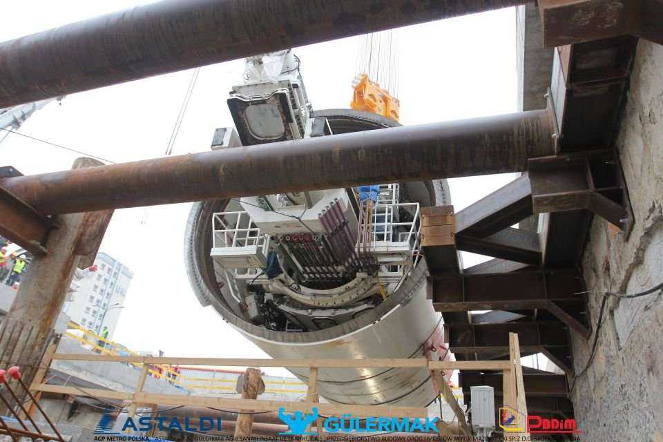 Umieszczenie TBM Anna w szybie - 04.04.2012 r. / fot. z archiwum AGP Metro Polska