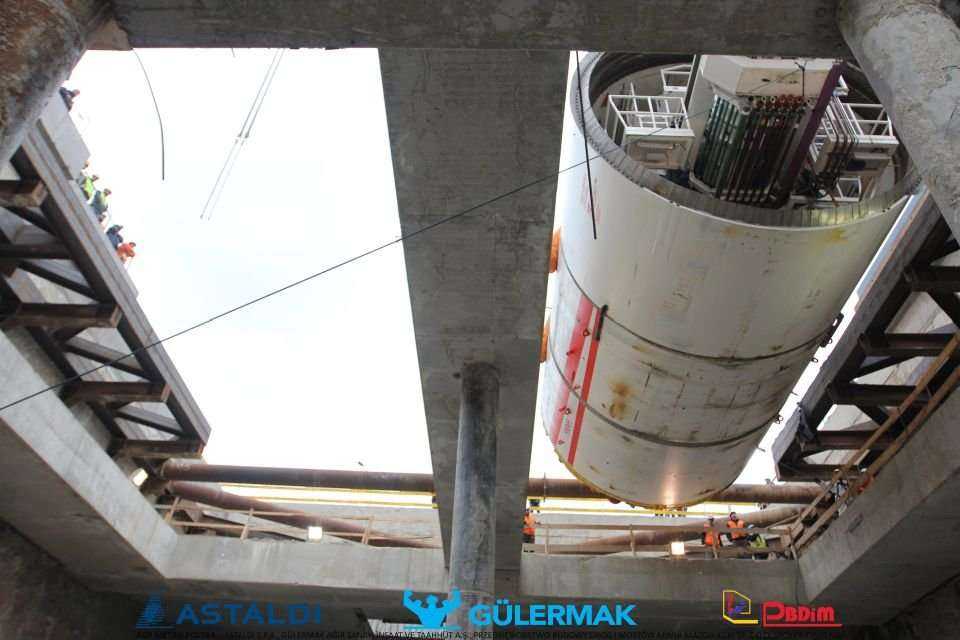 Umieszczenie TBM Anna w szybie - 04.04.2012 r. / fot. z archiwum AGP Metro Polska