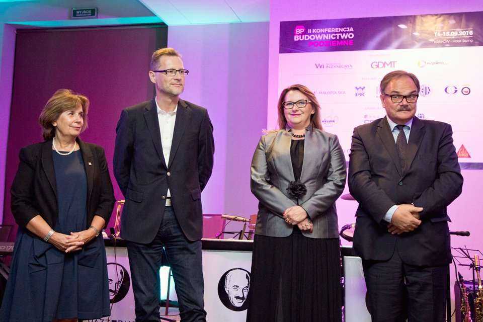 Uroczysta Gala i wręczenie nagrody TYTAN 2016. Od lewej: prof. dr hab. inż. Anna Siemińska-Lewandowska, Politechnika Warszawska; prof. dr hab. inż. Marek Cała, Akademia Górniczo-Hutnicza; Monika Socha-Kośmider
Przewodnicząca Konferencji Budownictwo Podzi