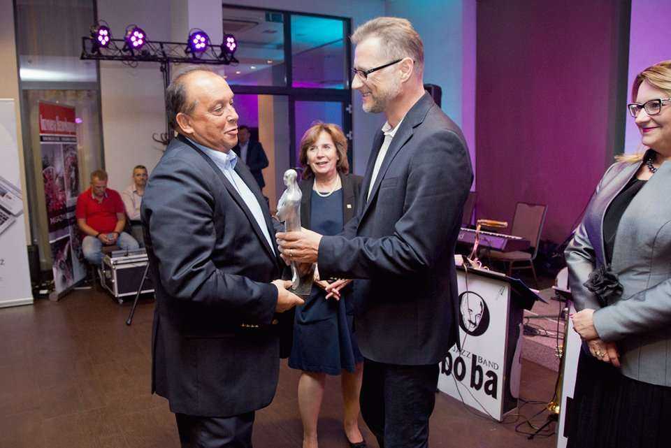 Uroczysta Gala i wręczenie nagrody TYTAN 2016. Dymitr Petrow-Ganew z firmy Herrenknecht AG  odbiera nagrodę z rąk prof. dr hab. inż. Marka Cały z Akademii Górniczo-Hutniczej / fot. <a href='http://www.quality-studio.com' target='_blank'>Quality Studio</a>