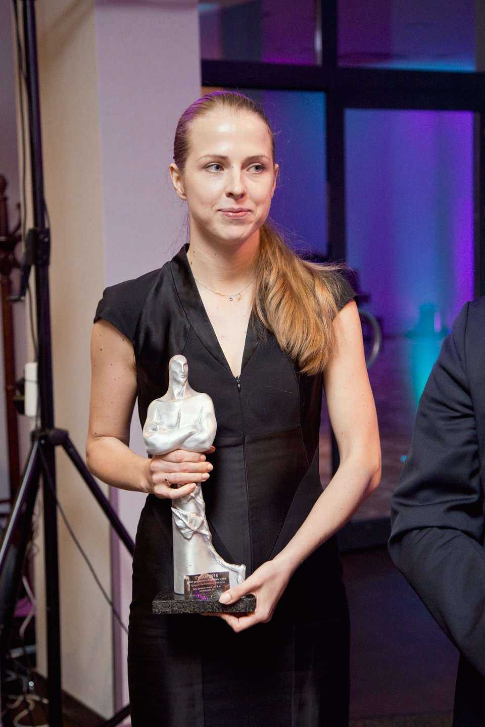 Magdalena Kieda z firmy OHL z nagrodą TYTAN / fot. <a href='http://www.quality-studio.com' target='_blank'>Quality Studio</a> dla www.inzynieria.com