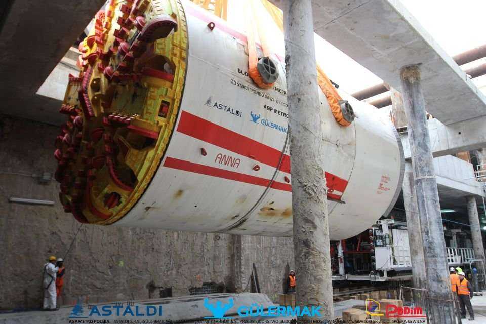Umieszczenie TBM Anna w szybie - 04.04.2012 r. / fot. z archiwum AGP Metro Polska