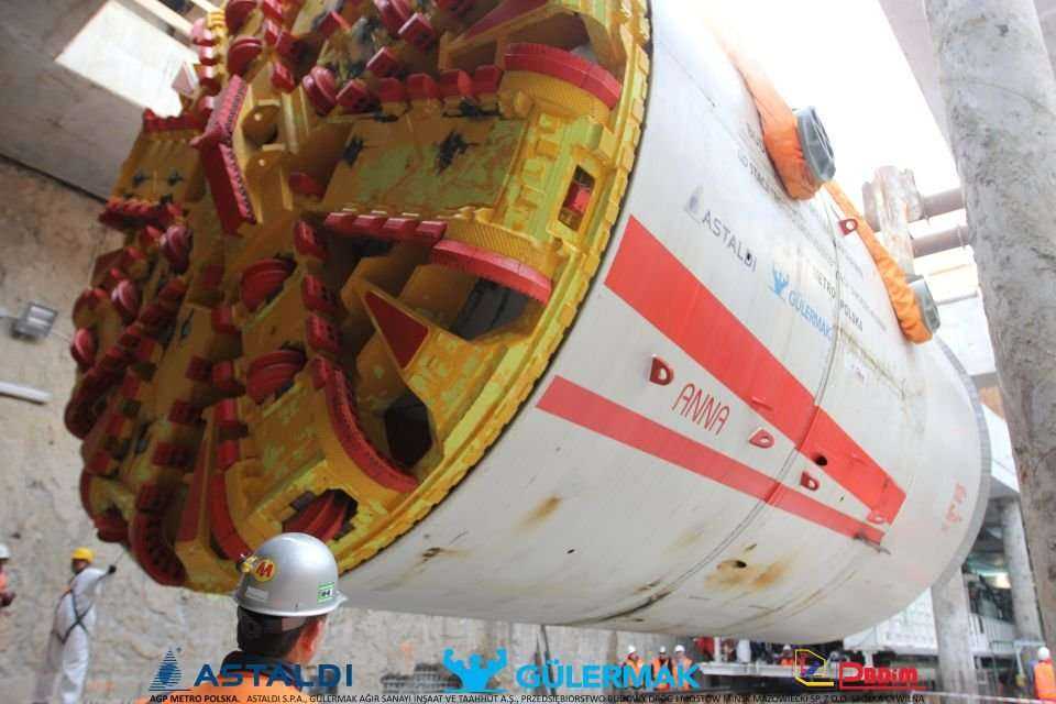 Umieszczenie TBM Anna w szybie - 04.04.2012 r. / fot. z archiwum AGP Metro Polska