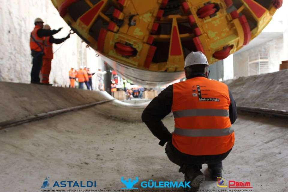 Umieszczenie TBM Anna w szybie - 04.04.2012 r. / fot. z archiwum AGP Metro Polska