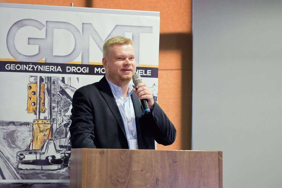 Łukasz Ledziński, Dyrektor Oddziału Ścian Szczelinowych Keller Polska sp. z o.o. Referat pt. 'Nad, pod, 100 m i więcej, czyli rzecz o projektowaniu podziemi budynków wysokościowych i wieżowców' / fot. <a href='http://www.quality-studio.com' target='_blank