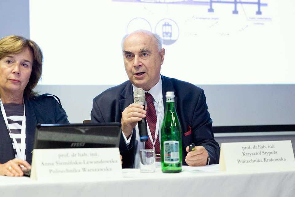 prof. dr hab. inż. Anna Siemińska-Lewandowska, Politechnika Warszawska; prof. dr hab. inż. Krzysztof Stypuła, Politechnika Krakowska. Panel dyskusyjny pt. 'Mity i fakty dot. oddziaływania budowy i eksploatacji tuneli komunikacyjnych na obiekty powierzchni