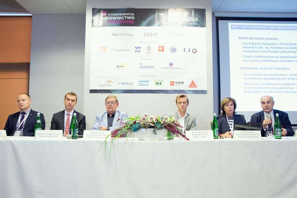 Od lewej: dr inż. Tomasz Godlewski, Instytut Techniki Budowlanej; dr hab. inż. Andrzej Szarata, Politechnika Krakowska; Ryszard Trykosko, Przewodniczący PZITB; Mateusz Witczyński, ASTALDI S.p.A. S.A. Oddział w Polsce; prof. dr hab. inż. Anna Siemińska-Lew