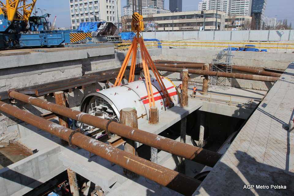 Umieszczenie TBM Maria w szybie - 11.04.2012 r. / fot. z archiwum AGP Metro Polska