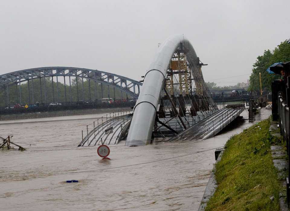 Kładka podczas powodzi - 18.05.2010; fot.: inzynieria.com