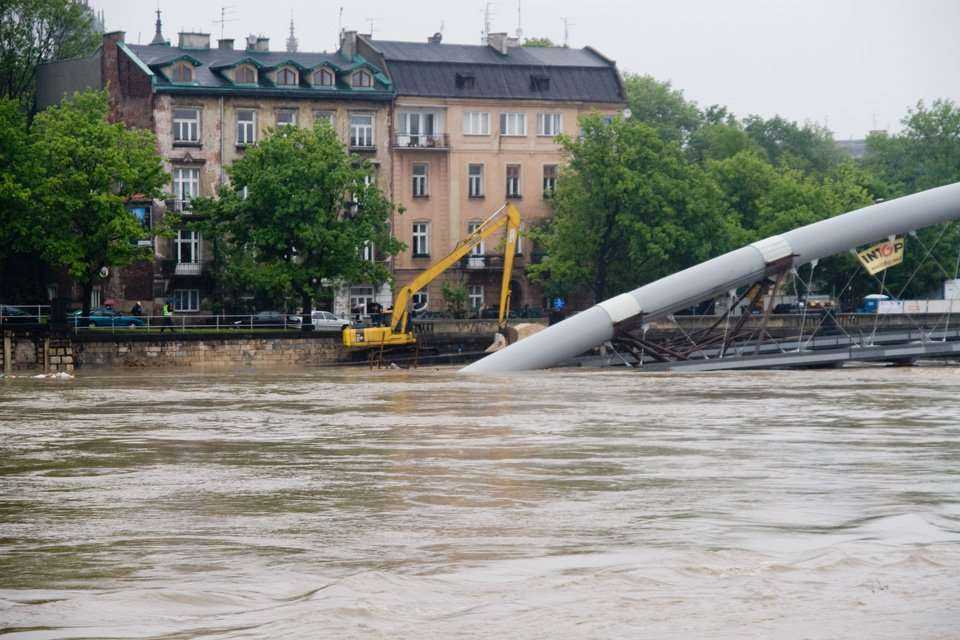 Kładka podczas powodzi - 18.05.2010; fot.: inzynieria.com