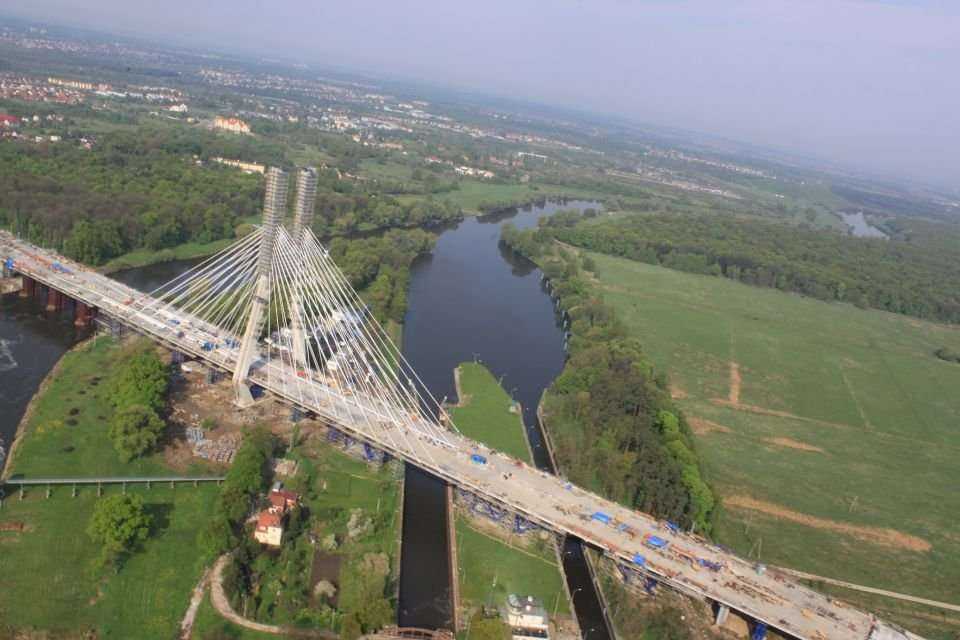 Most przez rzekę Odrę wraz z estakadami dojazdowymi. Fot. W. Kluczewski; archiwum GDDKiA O/Wrocław