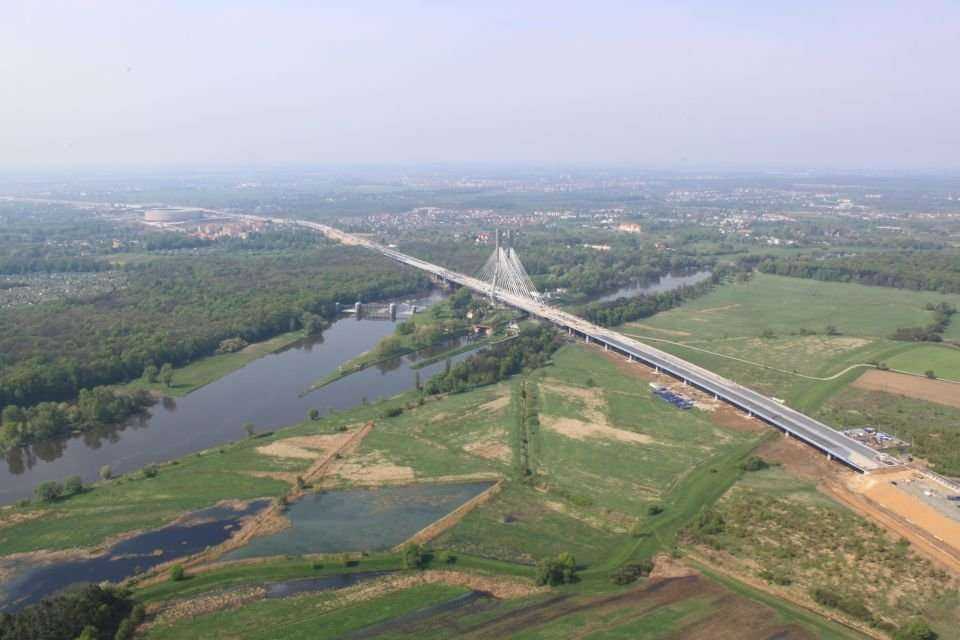 Most przez rzekę Odrę wraz z estakadami dojazdowymi. Fot. W. Kluczewski; archiwum GDDKiA O/Wrocław
