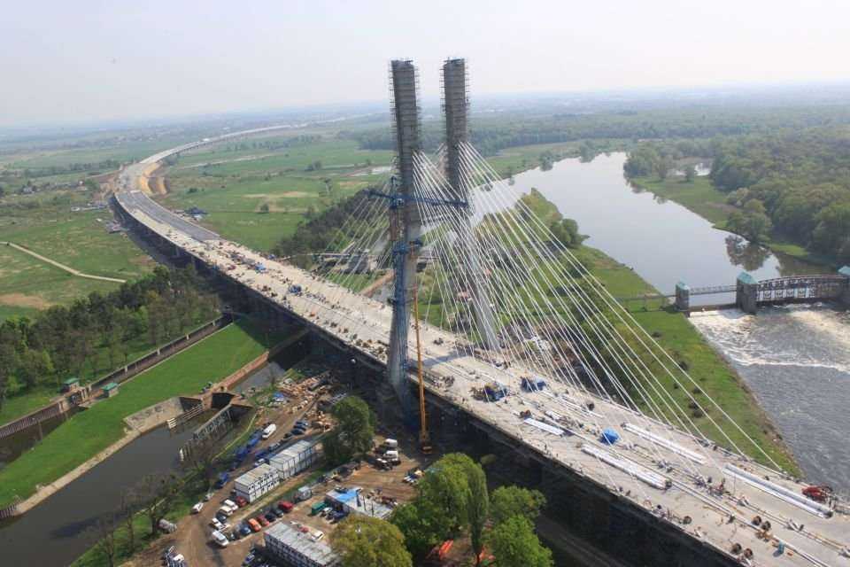 Most przez rzekę Odrę wraz z estakadami dojazdowymi. Fot. W. Kluczewski; archiwum GDDKiA O/Wrocław