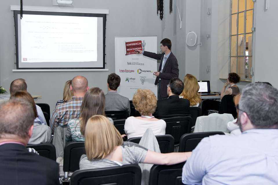 Warsztaty - wytyczne do projektowania przewodów w technologii mikrotunelowania i przecisku hydraulicznego
z użyciem standardu DWA-A 161 - dr inż. Bogdan Przybyła, Politechnika Wrocławska / fot. <a href='http://www.quality-studio.com' target='_blank'>Qual