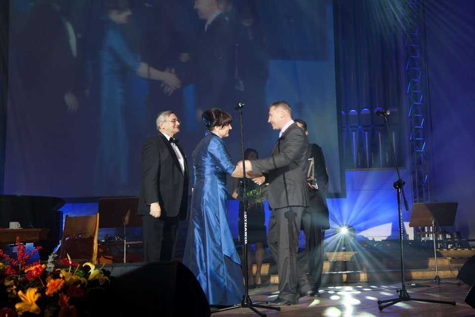 Prof. dr hab. inż. Wojciech Radomski,  Grażyna Czopek - Przewodnicząca Małopolskiego Oddziału ZMRP, Wojciech Ciejka - laureat nagrody w kategorii Budowniczy Roku. Fot. www.inzynieria.com