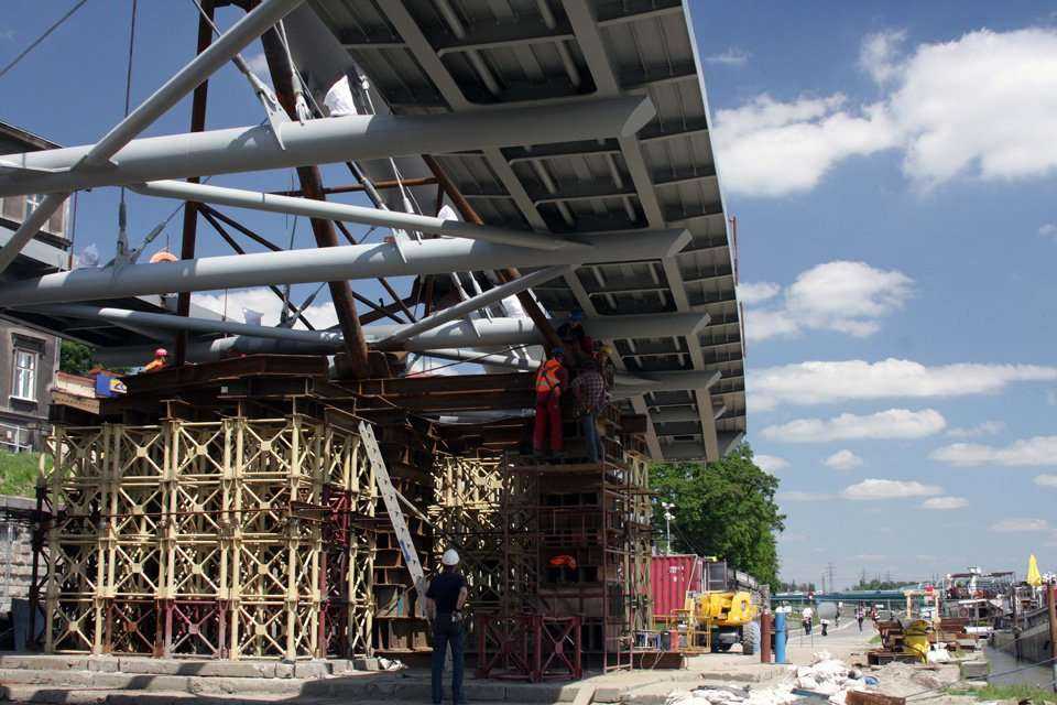 Budowa kładki - stan na 18.06.2010; fot.: INTOP Tarnobrzeg