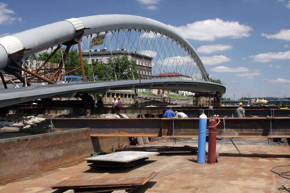 Budowa kładki - stan na 18.06.2010; fot.: INTOP Tarnobrzeg