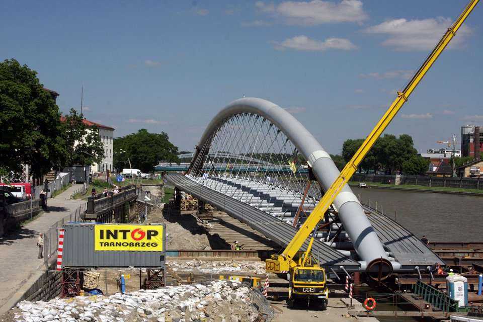 Budowa kładki - stan na 18.06.2010; fot.: INTOP Tarnobrzeg