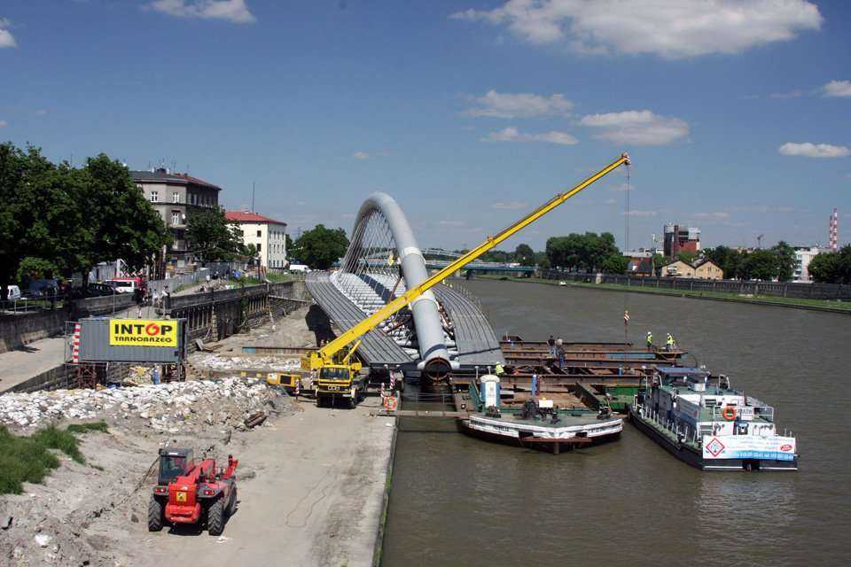 Budowa kładki - stan na 18.06.2010; fot.: INTOP Tarnobrzeg