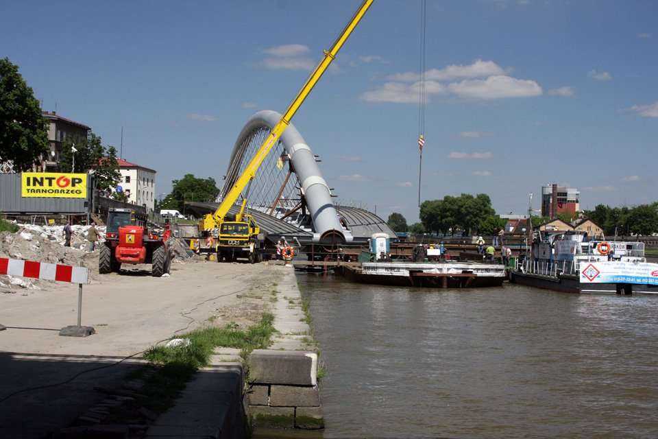 Budowa kładki - stan na 18.06.2010; fot.: INTOP Tarnobrzeg