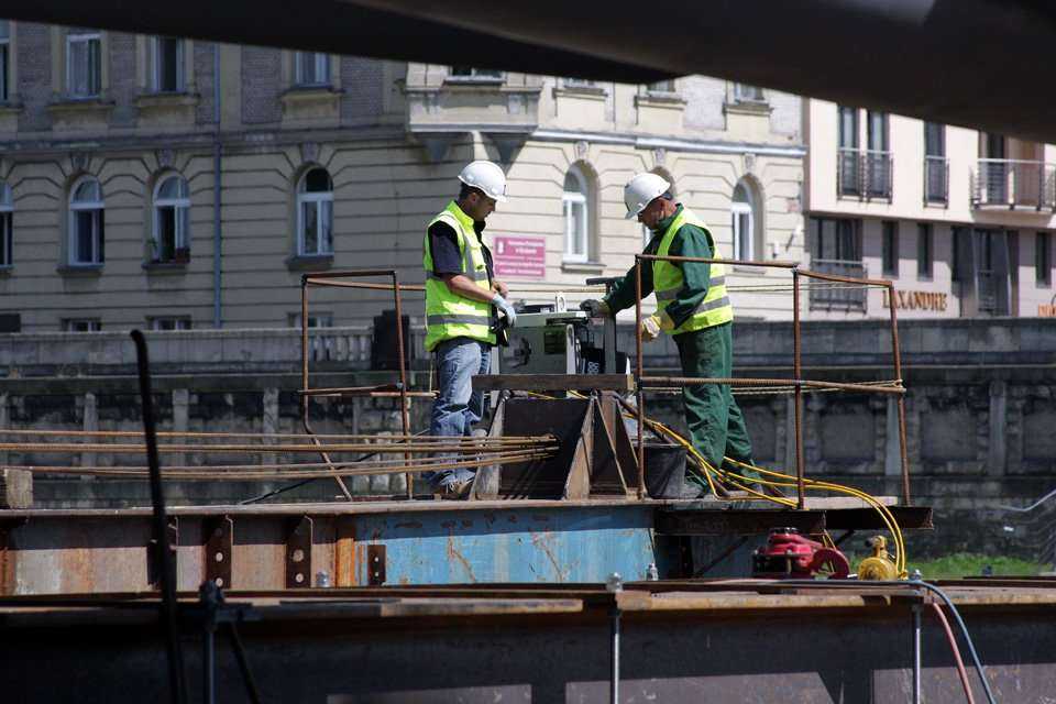 Budowa kładki - stan na 18.06.2010; fot.: INTOP Tarnobrzeg