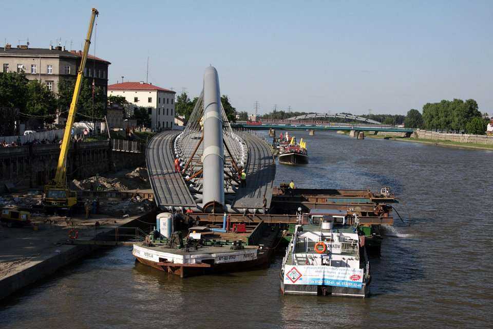 Budowa kładki - stan na 18.06.2010; fot.: INTOP Tarnobrzeg