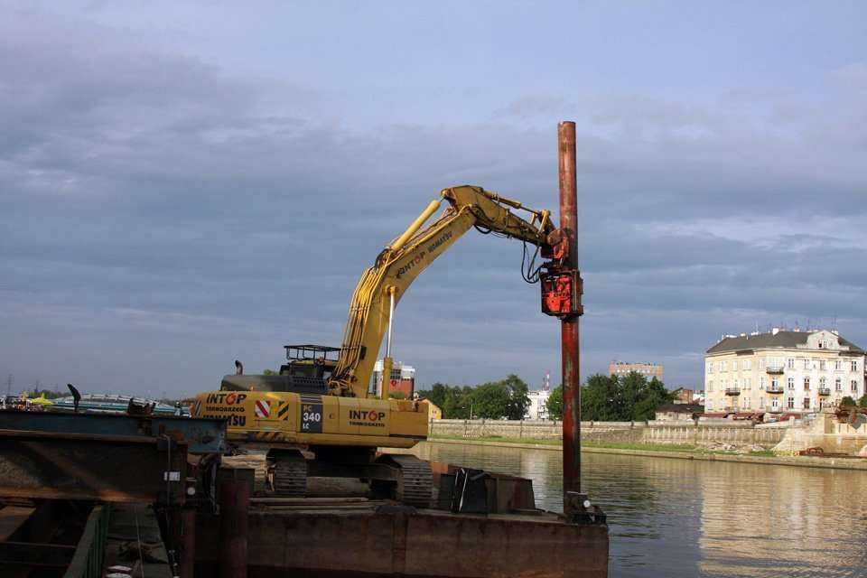 Budowa kładki - stan na 19.06.2010; fot.: INTOP Tarnobrzeg